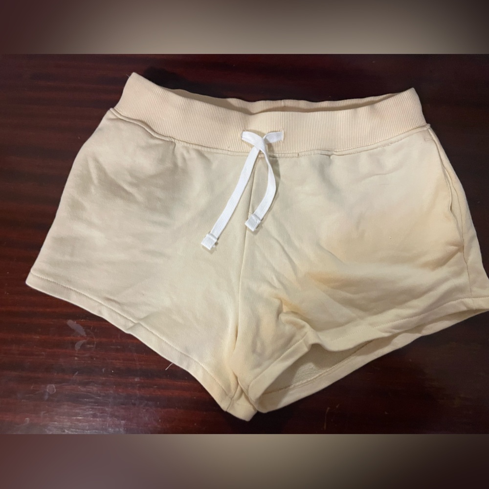 Cute white comfy shorts with drawstring and pockets